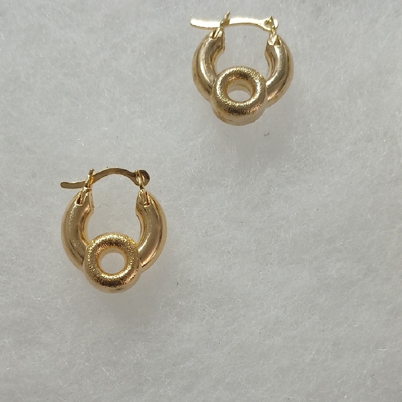 Jewelry - Elegant Gold Hoop Earrings